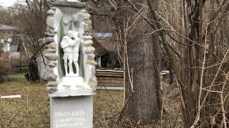 Die Skulptur Grenzen Küssen von Hannah Doepke in Schondorf am Ammersee