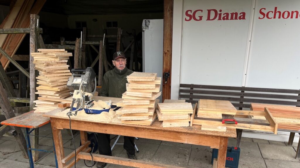 Bei der Schützengemeinschaft Diana steht das Rohmaterial bereit für den Nistkastenbau in Schondorf