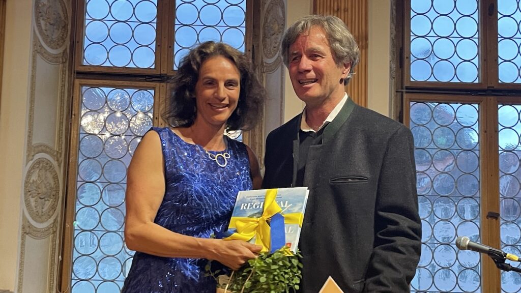 Rotary Club Landsberg Präsidentin Dominique Merkle überreicht den Nachhaltigkeitspreis für den Verein GFD in Schondorf an Dr. Wolfgang Moser