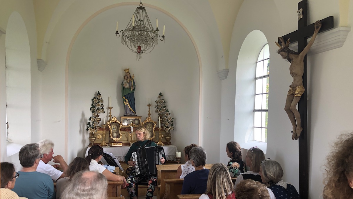 10 Jahre AmmerSeerenade. Ein Auftritt der Akkordeonistin Annette Riessner in der Kirche Aidenried am Ammersee