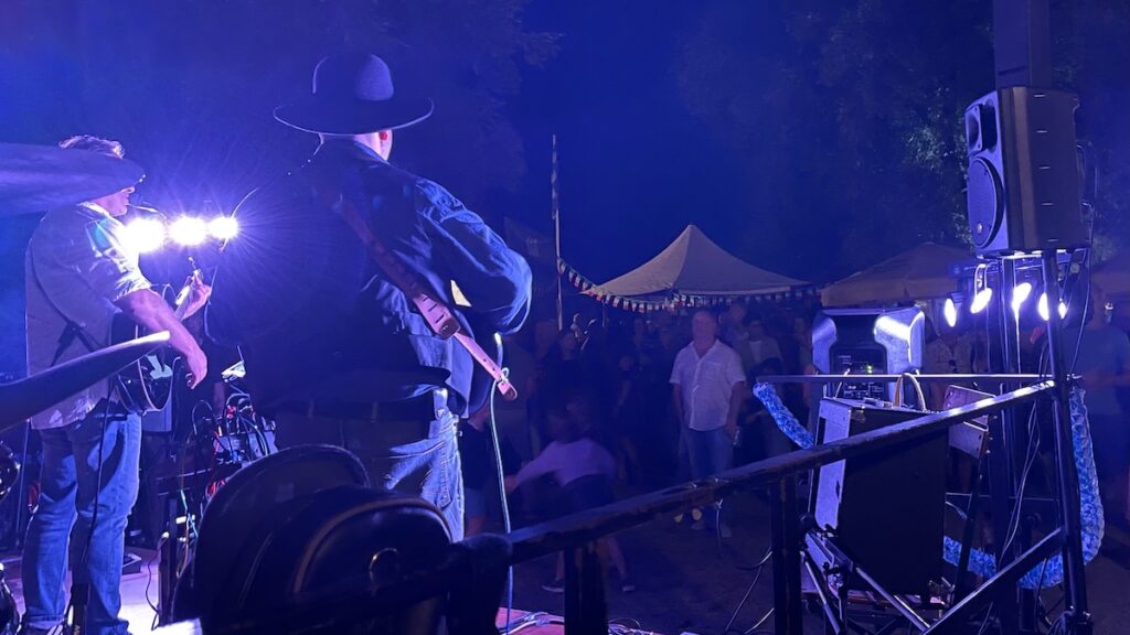 Beim italienischen Fest der Gemeinde Schondorf spielt die Band Giorgio in der Seeanlage am Ammersee