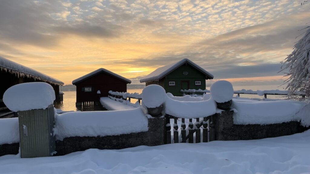 Bootshäuser in Winterlandschaft am Ammersee