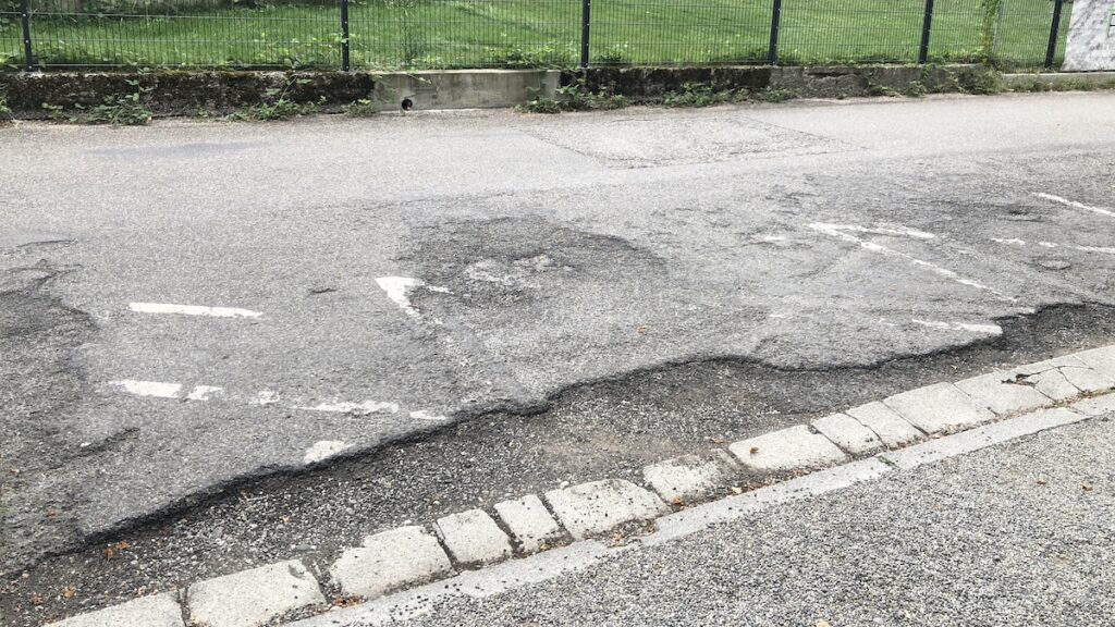 Ein Fall für das Sanierungsgebiet: Straßenzustand in Schondorf