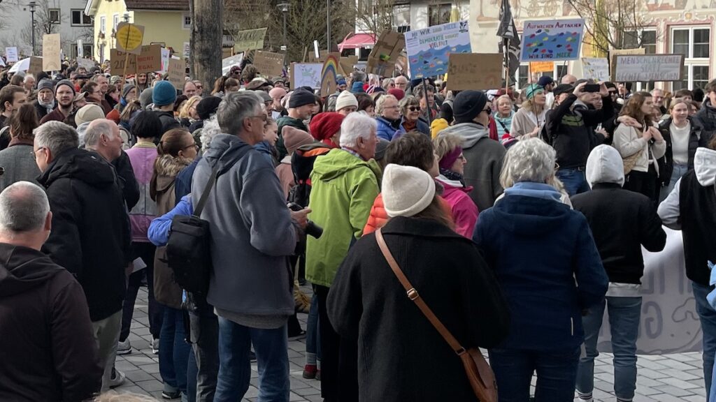 "Ammersee taucht auf" Demo gegen Ausgrenzung und Rassismus