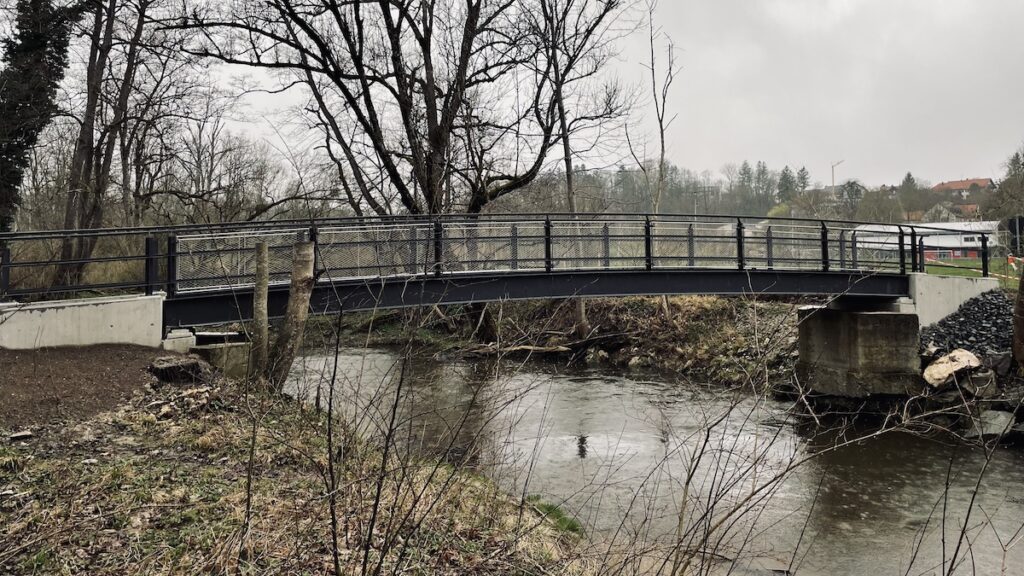 Die neue Schlosswiesenbrücke über die Windach ist eröffnet