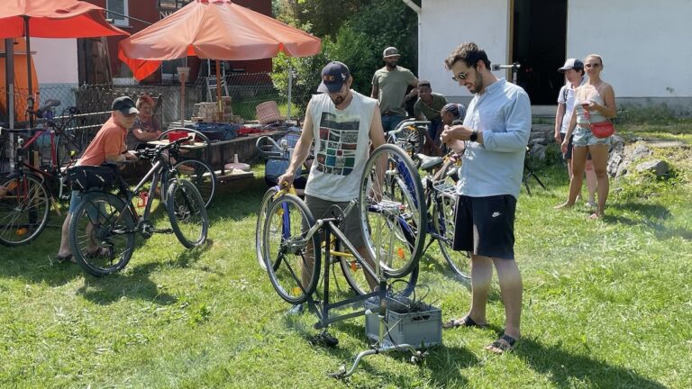 Ehrenamtlicher Fahrradservice von Bike Kitchen in Schondorf am Ammersee