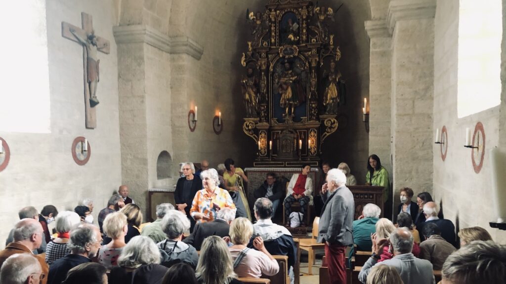 Veranstalterin Doris Pospischil eröffnet die Ammerseerenade 2023 in der Kirche St. Jakob, Schondorf am Ammersee