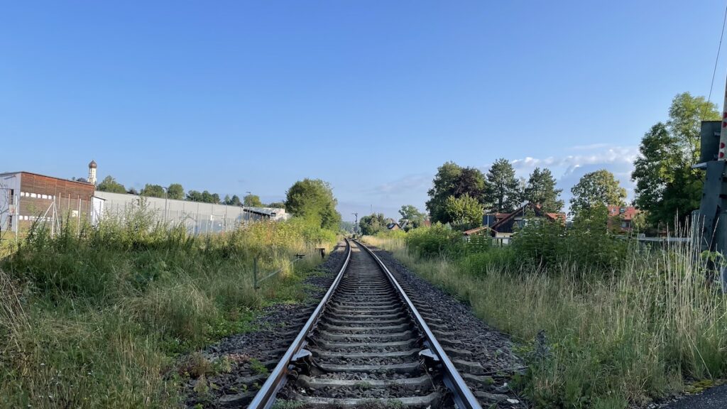 Leere Bahnstrecke wegen Schienenersatzverkehr in Schondorf