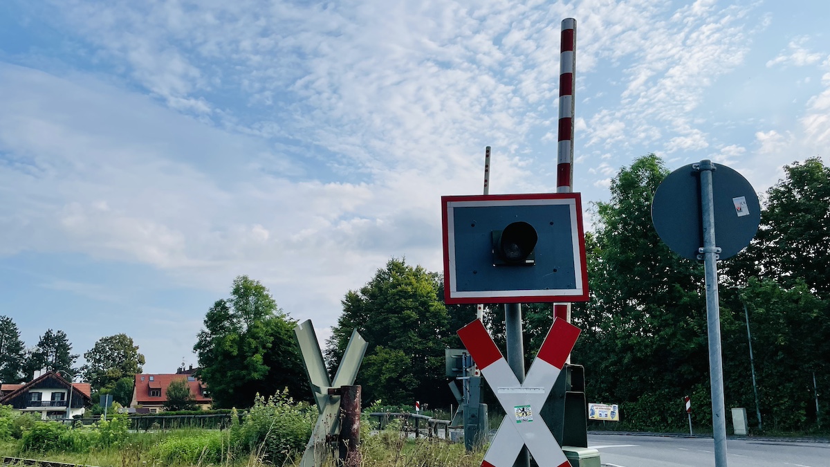 Geöffnete Bahnschranke wegen Schienenersatzverkehr in Schondorf