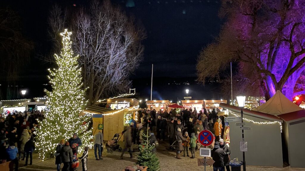 Der Schondorfer Christkindlmarkt in der Seeanlage am Ammersee