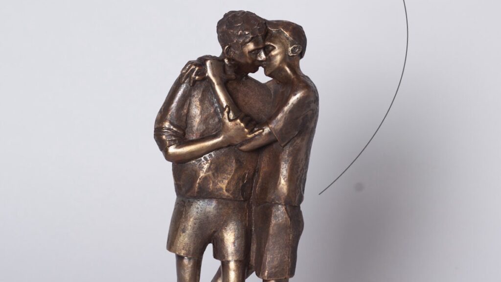Eine neue Version der Skulptur Grenzen Küssen von Hannah Doepke