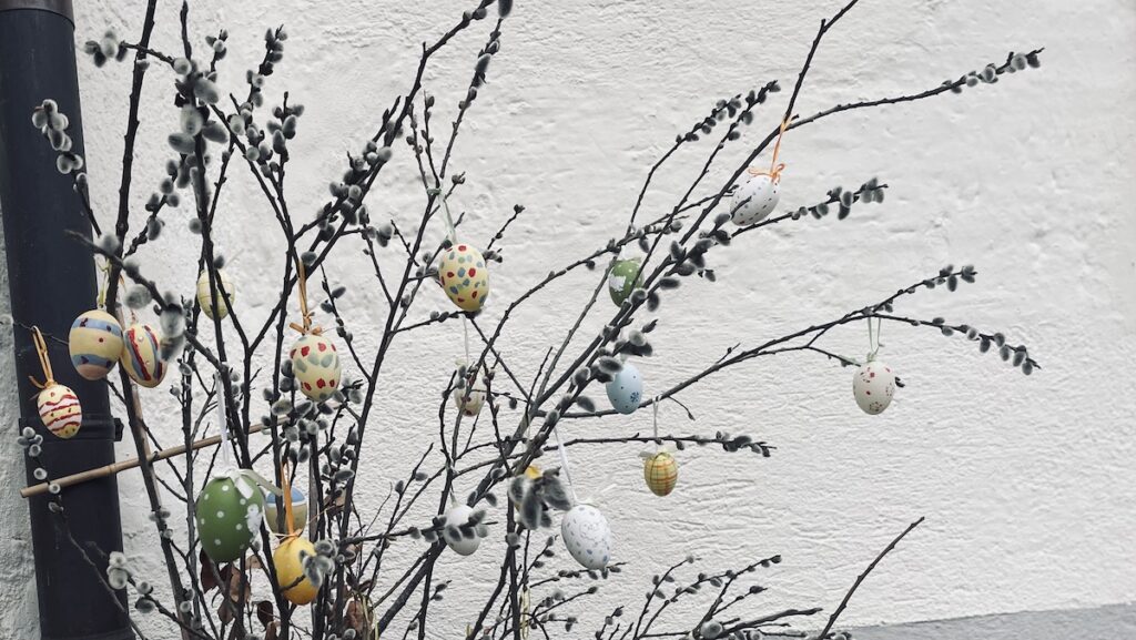 Einen Osterstrauch schmücken ist eine schöne Tradition