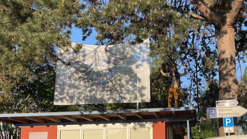 Fotokünstler Christoph Franke mit seiner Installation "wie oben so unten" auf dem Dach des Ausstellungsraums raumb1 in Utting am Ammersee