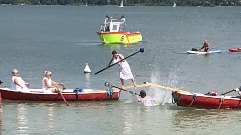 Fischerstechen auf dem Ammersee beim bayerisch-italienischen Fest in Schondorf